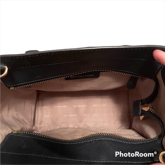 Michael kors purse - Picture 2 of 4